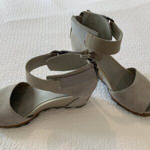 Sorel ankle strap grey suede boots 7
